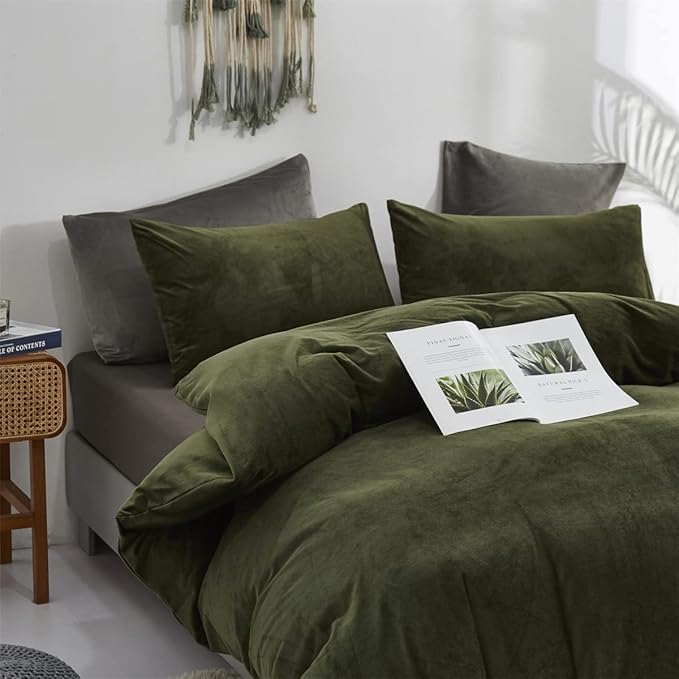 Pureant Army Green Velvet Comforter California King Solid Dark Color Fluffy Bedding Comforters Cal King Fluffy Olive Soft Quilts Blackish Green Flannel Blankets Puffy Military Hunter Green Bed