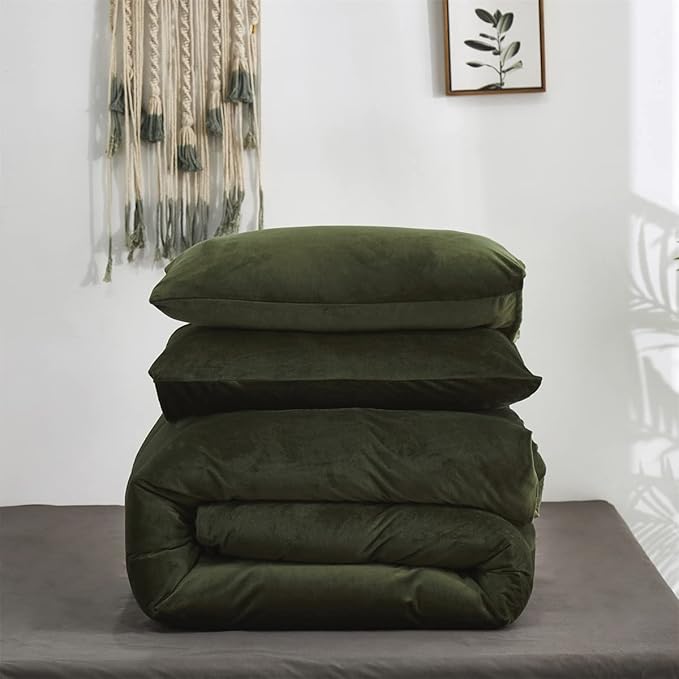 Pureant Army Green Velvet Comforter California King Solid Dark Color Fluffy Bedding Comforters Cal King Fluffy Olive Soft Quilts Blackish Green Flannel Blankets Puffy Military Hunter Green Bed
