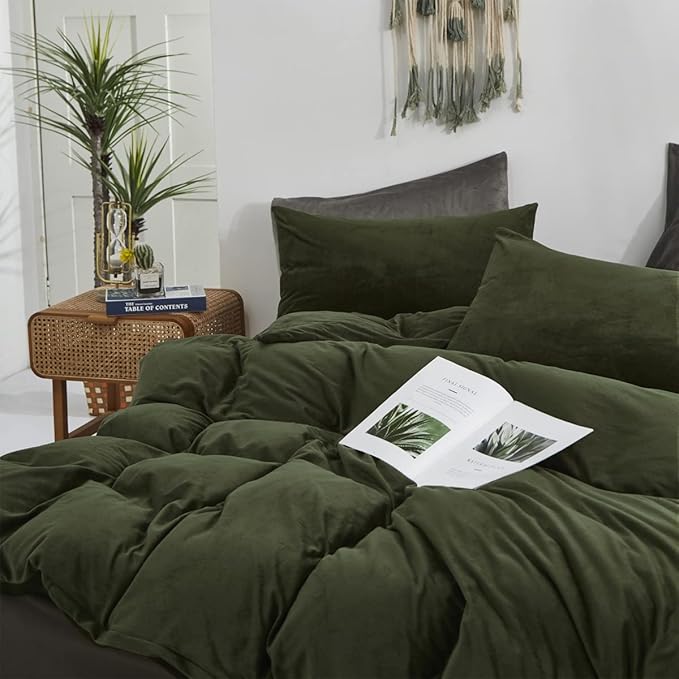 Pureant Army Green Velvet Comforter California King Solid Dark Color Fluffy Bedding Comforters Cal King Fluffy Olive Soft Quilts Blackish Green Flannel Blankets Puffy Military Hunter Green Bed
