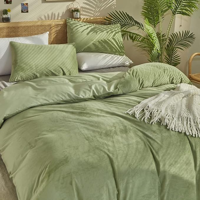 CLOTHKNOW Green Velvet King Size Comforter Set 3Pcs Fluffy Bedding Comforter Sets Soft Sea Green Comforter Light Green Comforter with 2 x Pillowcases