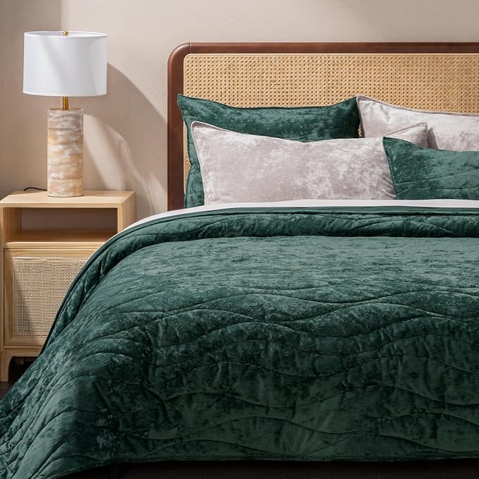 EVERGRACE Luxury Velvet Quilt King Size, Ultra Soft Wave Crushed Velvet Bedding Set, Lightweight Quilted Comforter Set for All Season, Oversized Bedspread Coverlet with 2 Shams, Emerald Green