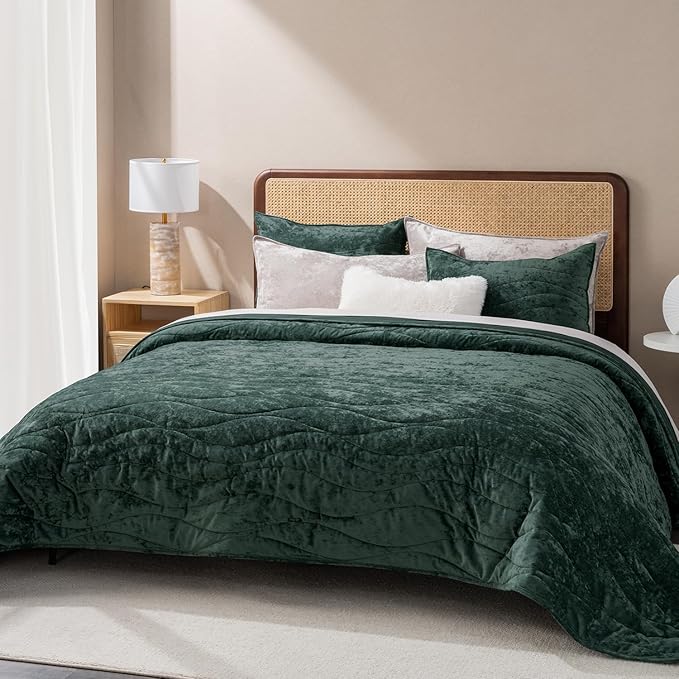 EVERGRACE Luxury Velvet Quilt King Size, Ultra Soft Wave Crushed Velvet Bedding Set, Lightweight Quilted Comforter Set for All Season, Oversized Bedspread Coverlet with 2 Shams, Emerald Green