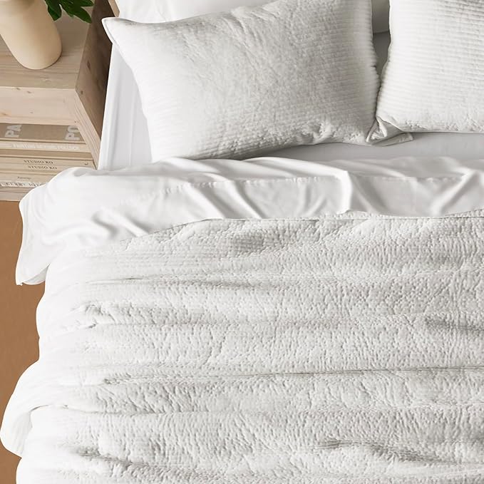 EVERGRACE Velvet Quilt Set Queen Size, Luxurious Soft Quilted Bedding Sets, Lightweight Velvet Comforter for All Season, Striped Channel Bedspread Coverlet with 2 Shams, Bright White