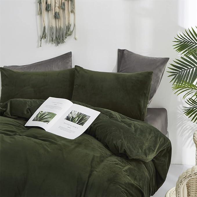 CLOTHKNOW Army Green Queen Comforter Set Fluffy Velvet Bedding Comforter Sets Soft Hunter Green Queen Comforter with 2 x Pillow Cases