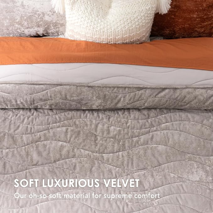 EVERGRACE Luxury Velvet Quilt King Size, Ultra Soft Wave Crushed Velvet Bedding Set, Lightweight Quilted Comforter Set for All Season, Oversized Bedspread Coverlet with 2 Shams, Silver Gray