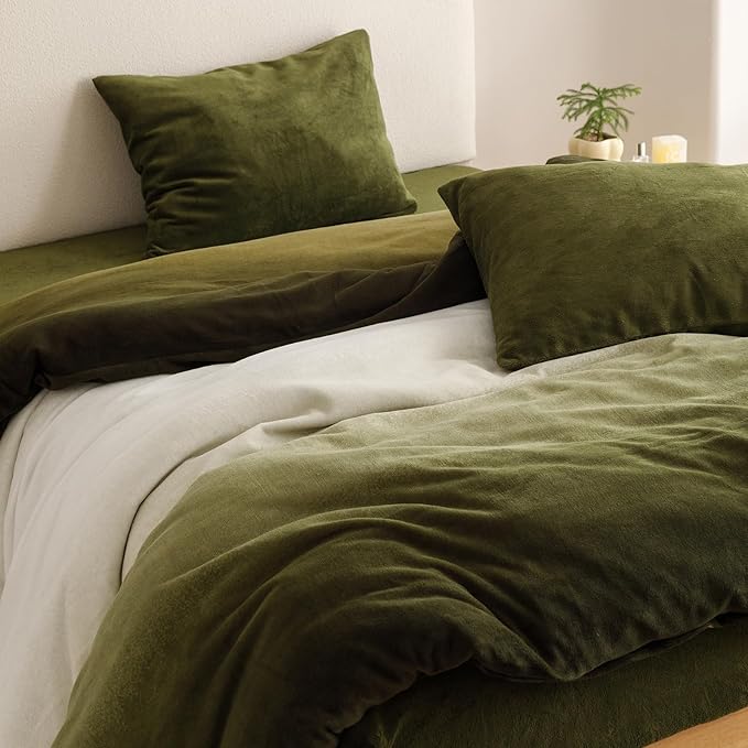 CLOTHKNOW Green White California King Comforter Set Fluffy Velvet Bedding Comforter Sets Soft Comforter with 2 x Pillow Cases