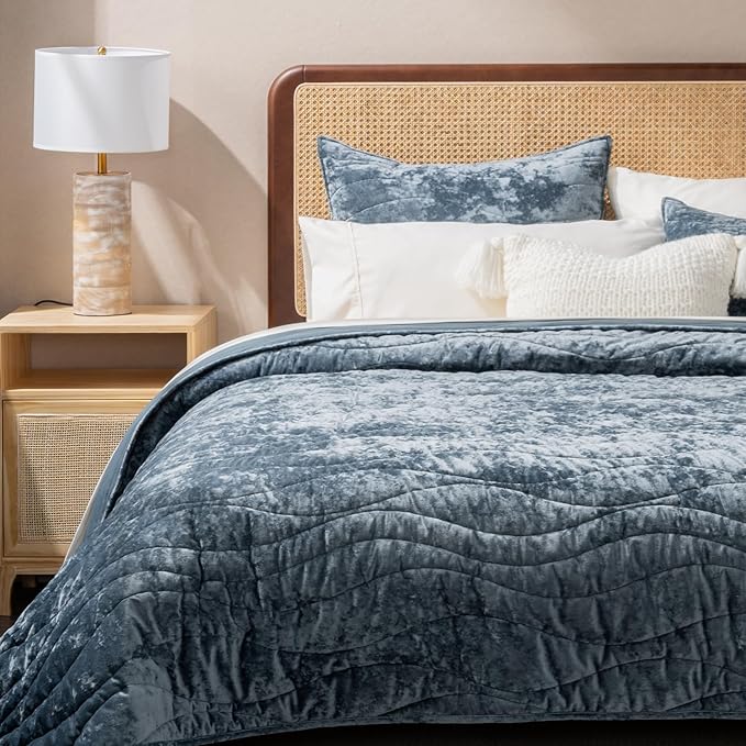 EVERGRACE Luxury Velvet Quilt King Size, Ultra Soft Wave Crushed Velvet Bedding Set, Lightweight Quilted Comforter Set for All Season, Oversized Bedspread Coverlet with 2 Shams, Stormy Blue