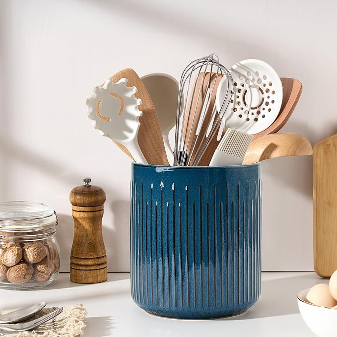 JIEMEI HOME Kitchen Utensil Holder, 7.2" Large Ceramic Stable Utensil Crock for Countertop, Utensil Holder with Cork Mat, Removable Bamboo Divider for Easy, Kitchen Decor, Blue
