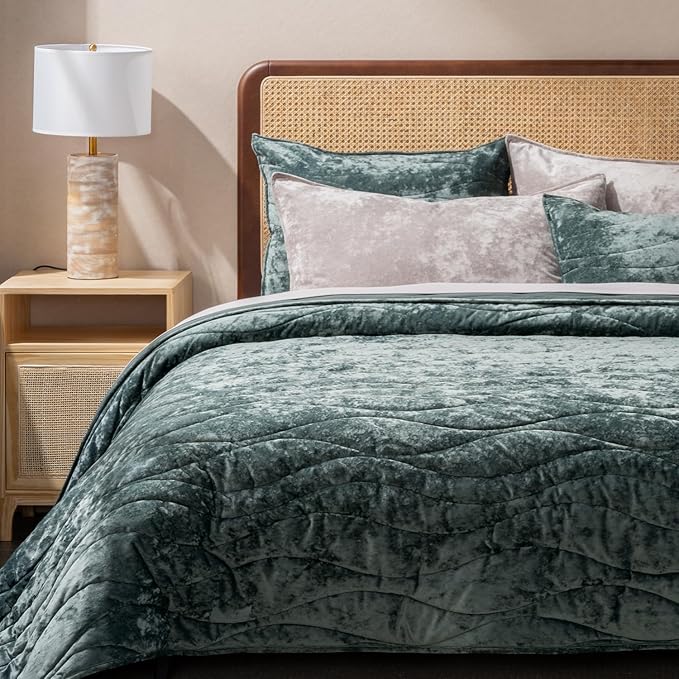 EVERGRACE Luxury Velvet Quilt King Size, Ultra Soft Wave Crushed Velvet Bedding Set, Lightweight Quilted Comforter Set for All Season, Oversized Bedspread Coverlet with 2 Shams, Dark Green