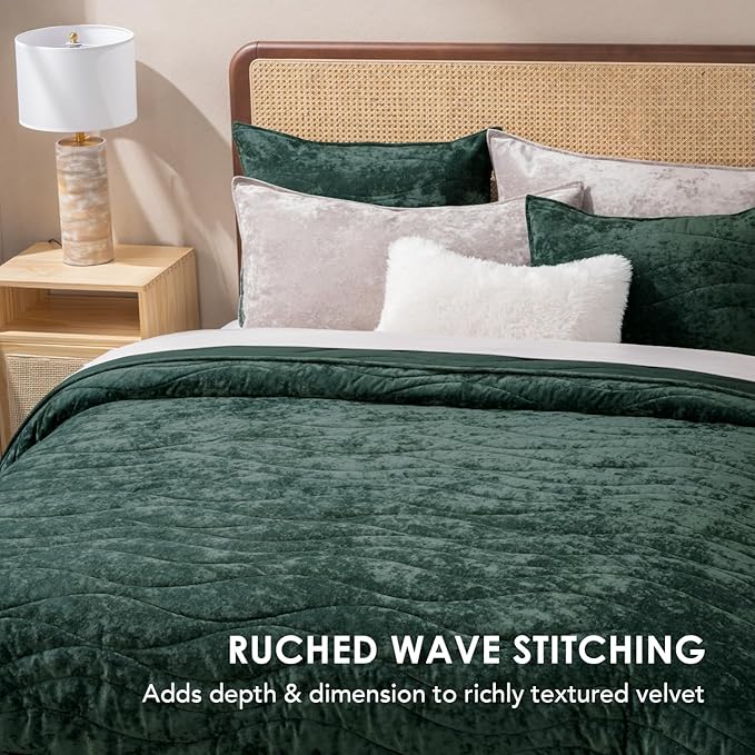 EVERGRACE Luxury Velvet Quilt King Size, Ultra Soft Wave Crushed Velvet Bedding Set, Lightweight Quilted Comforter Set for All Season, Oversized Bedspread Coverlet with 2 Shams, Emerald Green