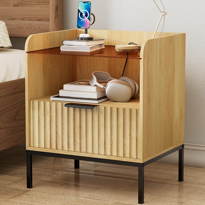 Mid Century Modern Nightstand with Charging Station, Fluted Night Stand, Bedside Table with Glass Top & Metal Legs, Wood End Table for Bedroom, Living Room (Natural)