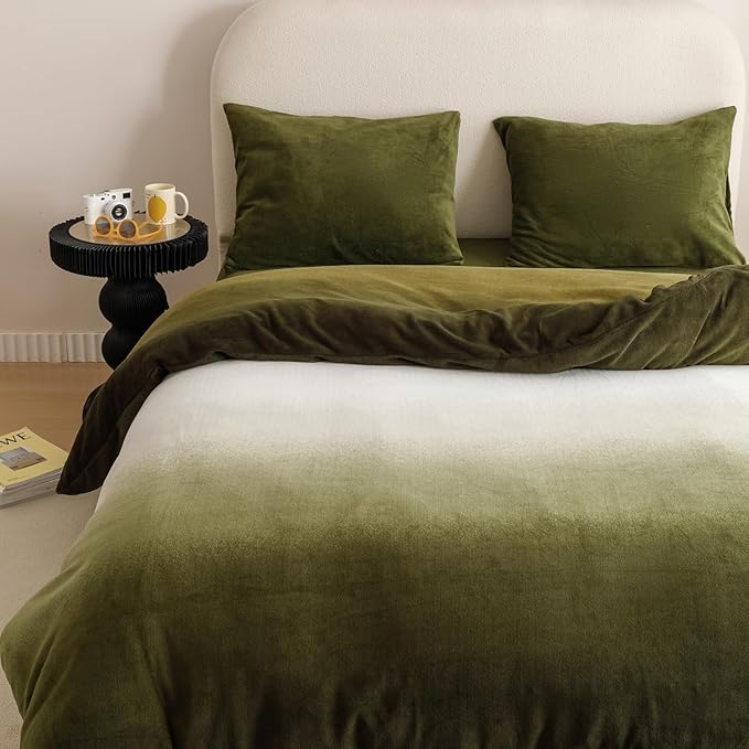 CLOTHKNOW Green White Queen Comforter Set Fluffy Velvet Bedding Comforter Sets Olive Green Comforter Soft Comforter Queen with 2 x Pillow Cases