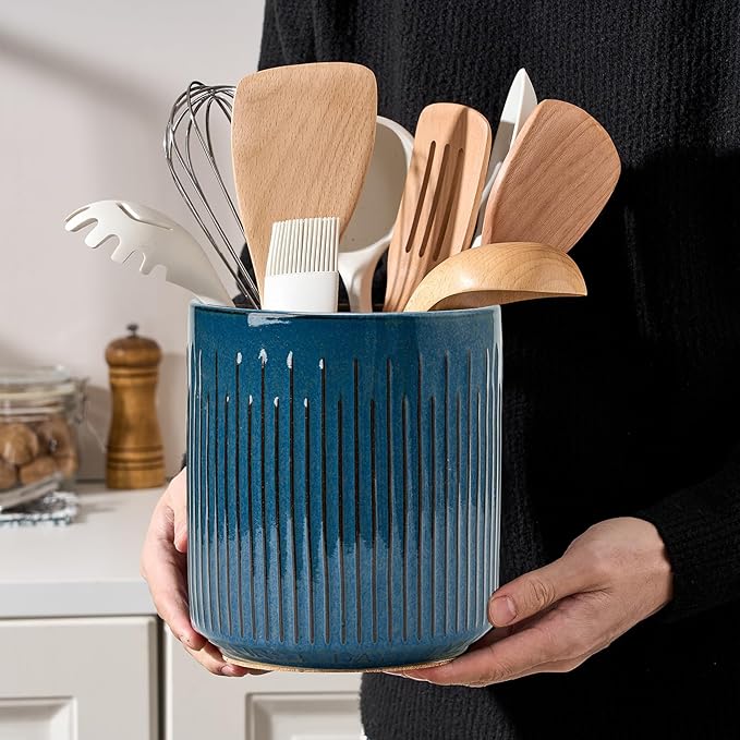 JIEMEI HOME Kitchen Utensil Holder, 7.2" Large Ceramic Stable Utensil Crock for Countertop, Utensil Holder with Cork Mat, Removable Bamboo Divider for Easy, Kitchen Decor, Blue